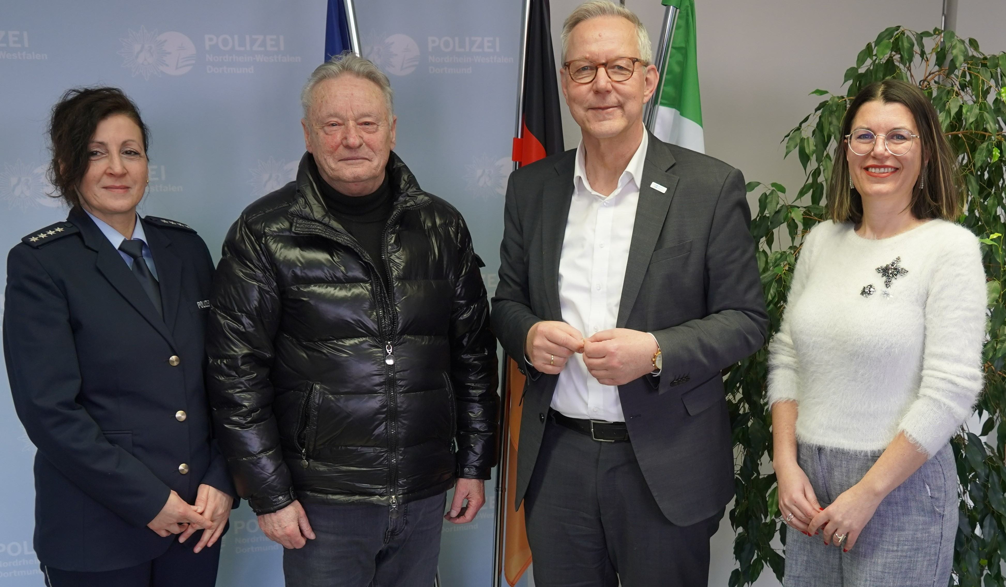 Von links: Kriminalhauptkommissarin Gülay Köppen, der Landesverbands-Vorsitzende Roman Franz, Polizeipräsident Gregor Lange und Emanuela Dimova-Gombar. Foto: PP Dortmund