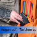 Orangefarbener Rucksack und Hand an Geldbörse