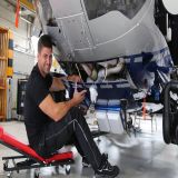 Mechaniker arbeitet an Polizeihubschrauber