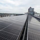 Blick auf das Dach mit Solaranlage