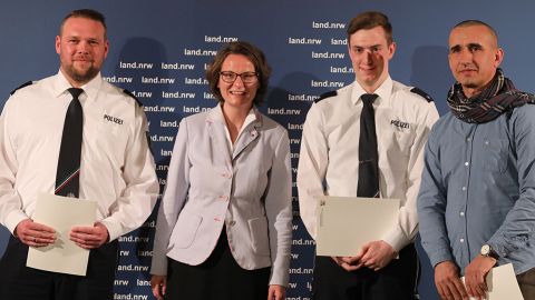 Polizeioberkommissar Thorsten Pohl (l.) und Polizeikommissar Julius Eckert (3.v.l.) aus Essen