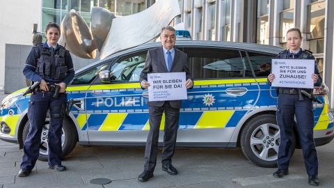 #stayathome Innenminister Herbert Reul mit Düsseldorfer Polizistinnen