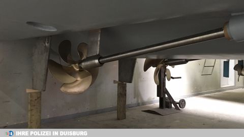 Das Achterschiff mit Wellen, Propellern und Ruderblättern