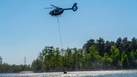 Hubschrauber mit Bambi Bucket