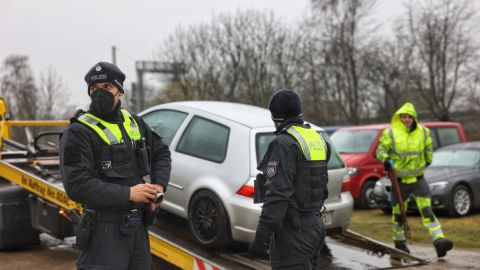 Spezialisten zu Verkehrspolizisten - Sicherstellung eines Fahrzeugs