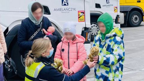 Nora Tomsik bereitet ukrainischen Kindern mit den Teddys eine Freude.