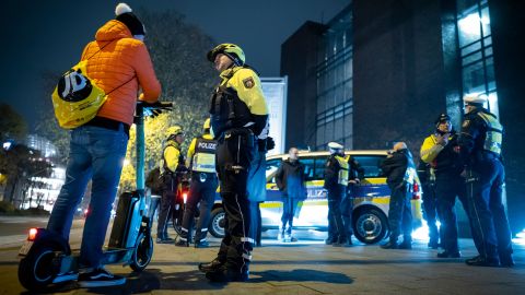 "BAO ROADPOL“ in Köln: 80 Verkehrspolizistinnen und -polizisten legten ein Augenmerk auf E-Scooter-Fahrer, bei denen die Unfallzahlen drastisch zunehmen.