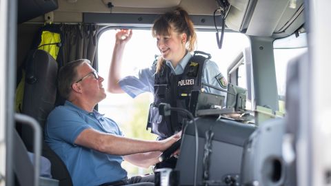 Kuhlages Vater ist selbst Lkw-Fahrer und nahm die Tochter manchmal mit auf die Fahrt. Am Abend  mussten sie oft lange nach einem freien Stellplatz suchen.