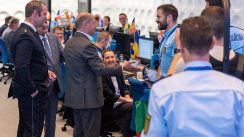 The Federal Chancellor talks to police officers from Europe at the Information Center