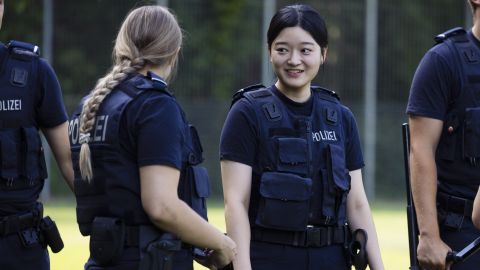 yelim Yoon, Studentin der Korean National Police University, bei ihrem Besuch im Landesamt für Ausbildung, Fortbildung und Personalangelegenheiten der Polizei NRW gemeinsam mit Studierenden der Polizei NRW.