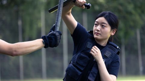 yelim Yoon, Studentin der Korean National Police University, bei ihrem Besuch im Landesamt für Ausbildung, Fortbildung und Personalangelegenheiten der Polizei NRW beim Training der Eingriffstechniken.