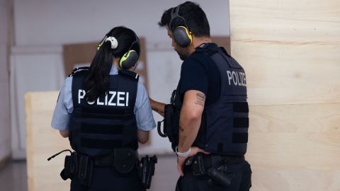 Hyelim Yoon, Studentin der Korean National Police University, bei ihrem Besuch im Landesamt für Ausbildung, Fortbildung und Personalangelegenheiten der Polizei NRW beim Training "Schießen/Nicht-Schießen". 