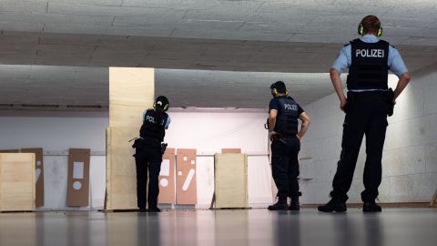 Hyelim Yoon, Studentin der Korean National Police University, bei ihrem Besuch im Landesamt für Ausbildung, Fortbildung und Personalangelegenheiten der Polizei NRW beim Training "Schießen/Nicht-Schießen".