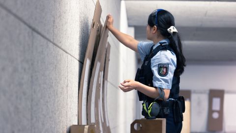 Hyelim Yoon, Studentin der Korean National Police University, bei ihrem Besuch im Landesamt für Ausbildung, Fortbildung und Personalangelegenheiten der Polizei NRW beim Training "Schießen/Nicht-Schießen".