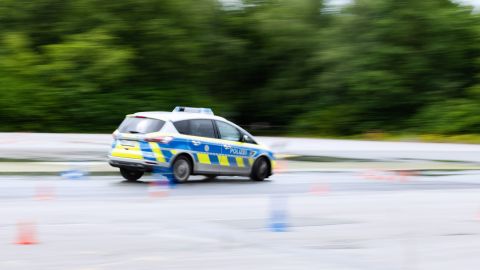 Hyelim Yoon fährt einen Streifenwagen beim Fahr- und Sicherheitstraining.