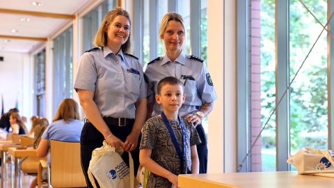 Die Kinder der Ferienfreizeit haben sich über Fotos mit den Polizistinnen gefreut.