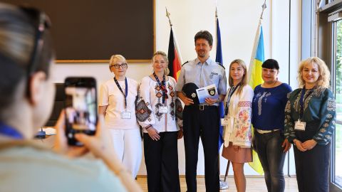 Die Gäste aus der Ukraine freuten sich über Fotos mit dem stellvertretenden LAFP-Behördenleiter Lothar Sandkühler.