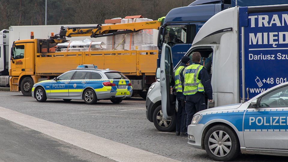 NRW-Polizei überprüft gezielt Lastwagen und Busse