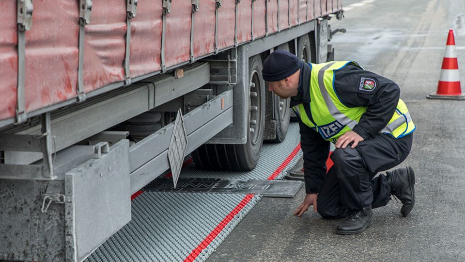 NRW police carry out targeted checks on trucks and buses