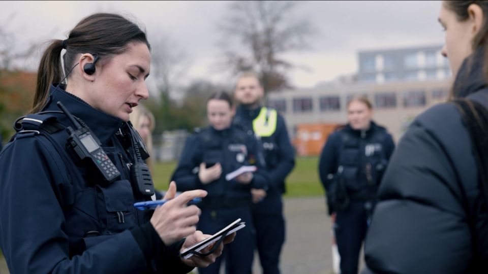Eine Kommissaranwärterin macht sich Notizen.