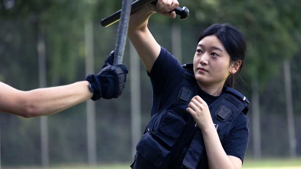 yelim Yoon, Studentin der Korean National Police University, bei ihrem Besuch im Landesamt für Ausbildung, Fortbildung und Personalangelegenheiten der Polizei NRW beim Training der Eingriffstechniken.