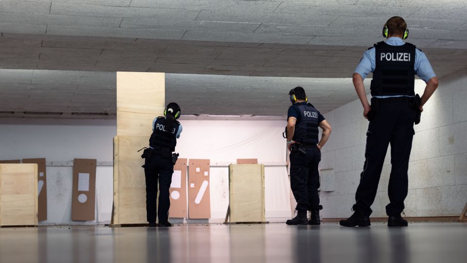 Hyelim Yoon, Studentin der Korean National Police University, bei ihrem Besuch im Landesamt für Ausbildung, Fortbildung und Personalangelegenheiten der Polizei NRW beim Training "Schießen/Nicht-Schießen".