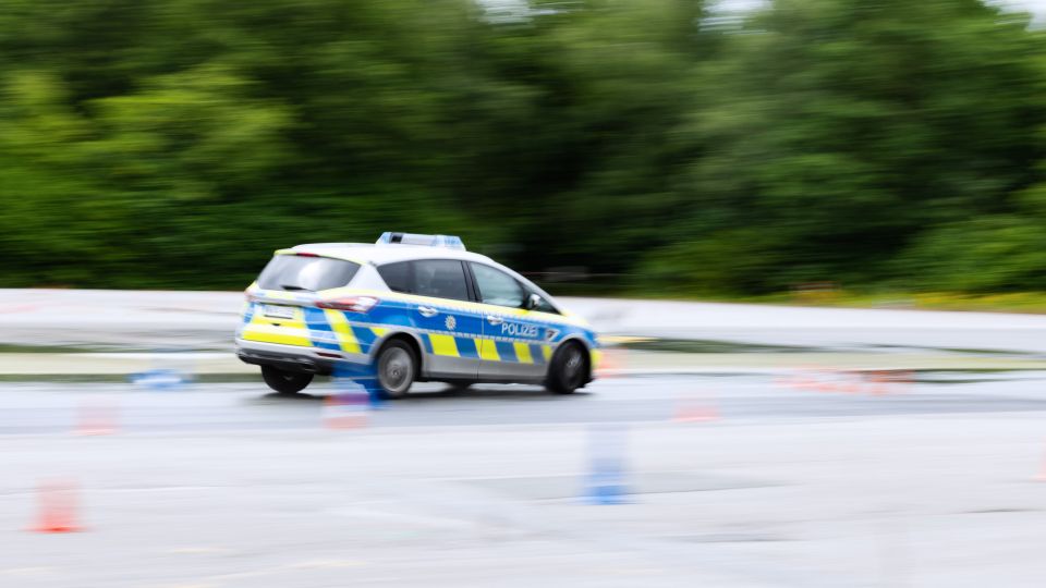Hyelim Yoon fährt einen Streifenwagen beim Fahr- und Sicherheitstraining.