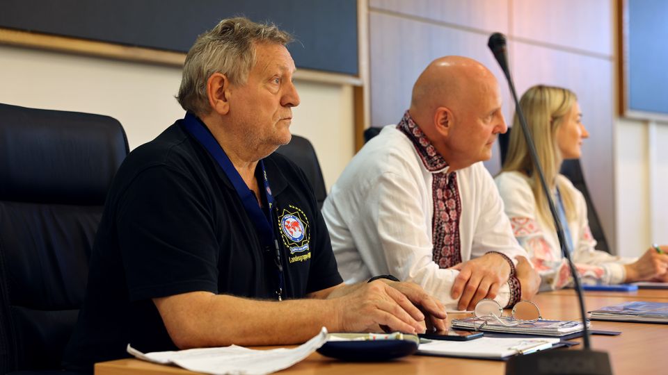 Konrad Bröker von der International Police Association begrüßte die Kinder der Ferienfreizeit.