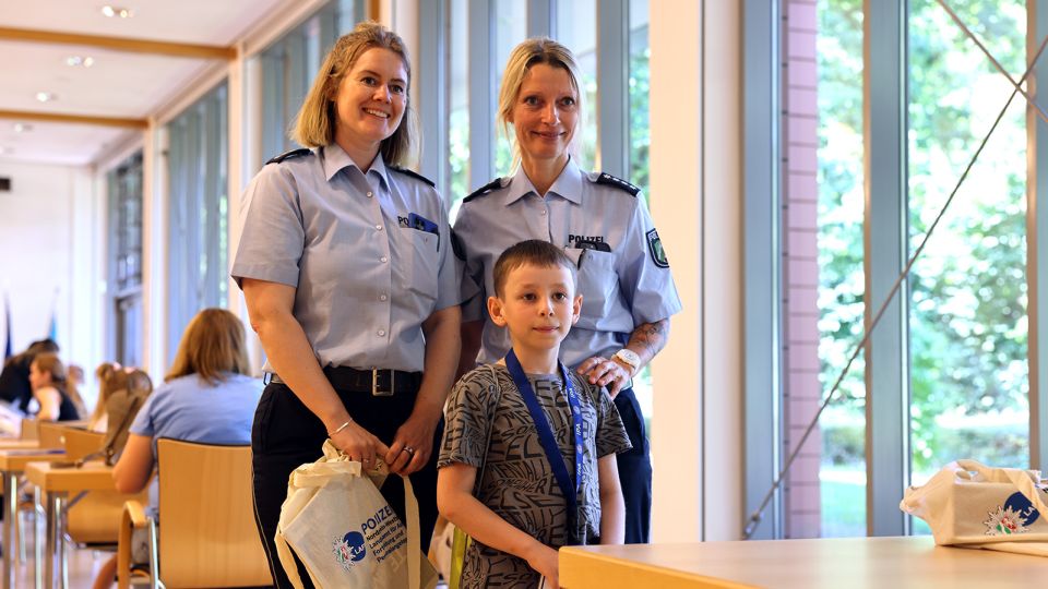 Die Kinder der Ferienfreizeit haben sich über Fotos mit den Polizistinnen gefreut.