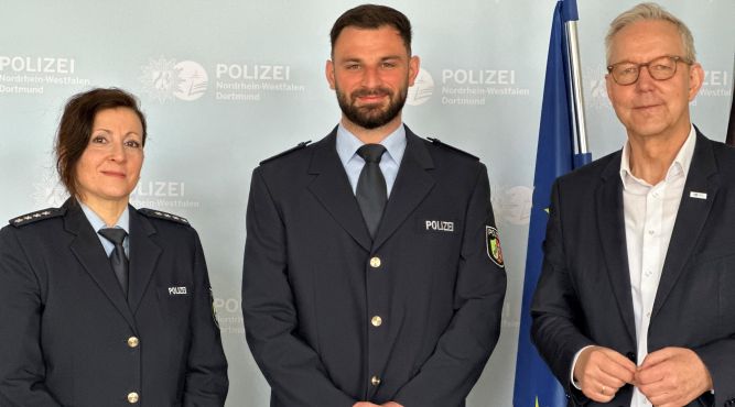 Polizeipräsident Gregor Lange ernannte  Polizeioberkommissar Jordanis Bairaktaridis (Mitte) zur Nachfolgerin von Kriminalhauptkommissarin Gülay Köppen.