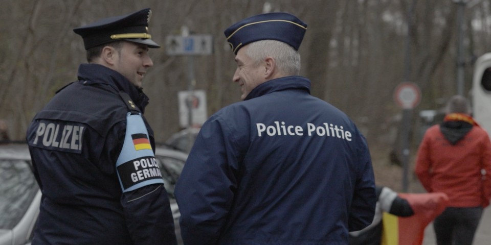 Zwei Polizisten aus verschiedenen Ländern im Gespräch